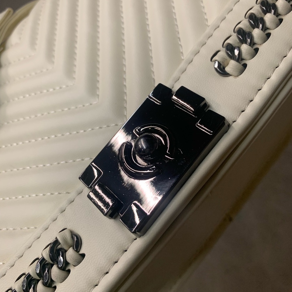 Chevron Quilted Detail with Buckle Closure Chain Strap Shoulder Bag in White - Picture 5 of 9